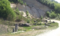 Rezervatia naturala muzeul Trovantilor Costesti poza